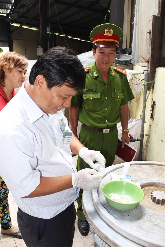 An toàn thực phẩm thời điểm Tết: Tiềm ẩn nhiều nguy cơ Test nhanh sản phẩm tại thời điểm kiểm tra để phát hiện san phẩm có chứa hóa chất, phụ gia.