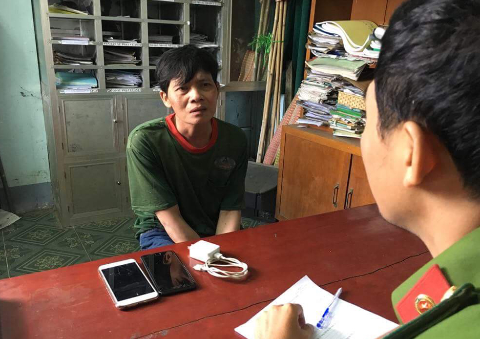 Bắt đối tượng trộm nhờ định vị điện thoại Đối tượng Nguyễn Văn Trường và tang vật tại Công an phường Bình Đức