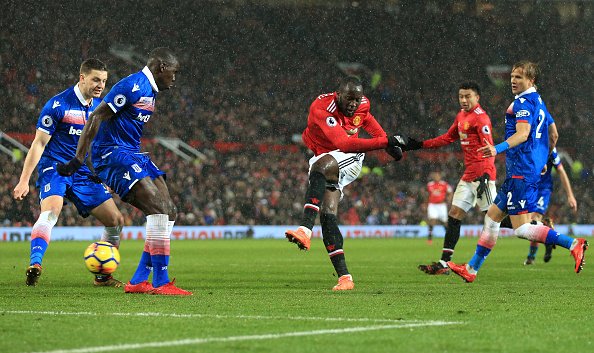 Hưng phấn sau chuyến nghỉ dưỡng, Man United vùi dập Stoke City