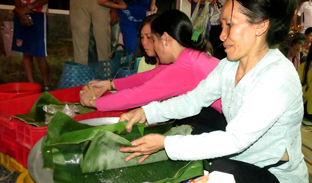 Hương vị ngày Tết Bánh tét là món ăn không thể thiếu trong ngày Tết ở Nam Bộ