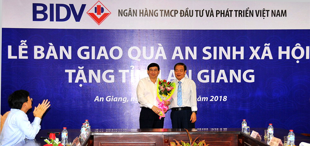 BIDV hỗ trợ trên 10 tỷ đồng xây nhà, trường học và tặng quà Tết cho người dân An Giang Chủ tịch UBND tỉnh Vương Bình Thạnh tặng hoa cảm ơn Ngân hàng BIDV