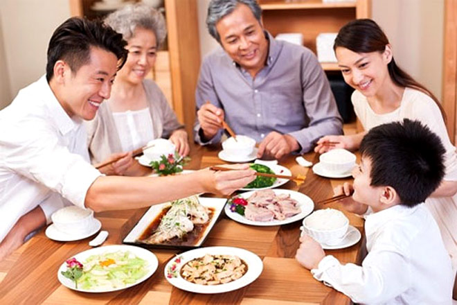 Bữa cơm gia đình không chỉ là thực phẩm mà còn là niềm tự hào của người Việt. Hãy đến với hình ảnh để chiêm ngưỡng những món ăn đậm chất quê hương, đong đầy tình thân và sự đồng lòng của gia đình Việt.