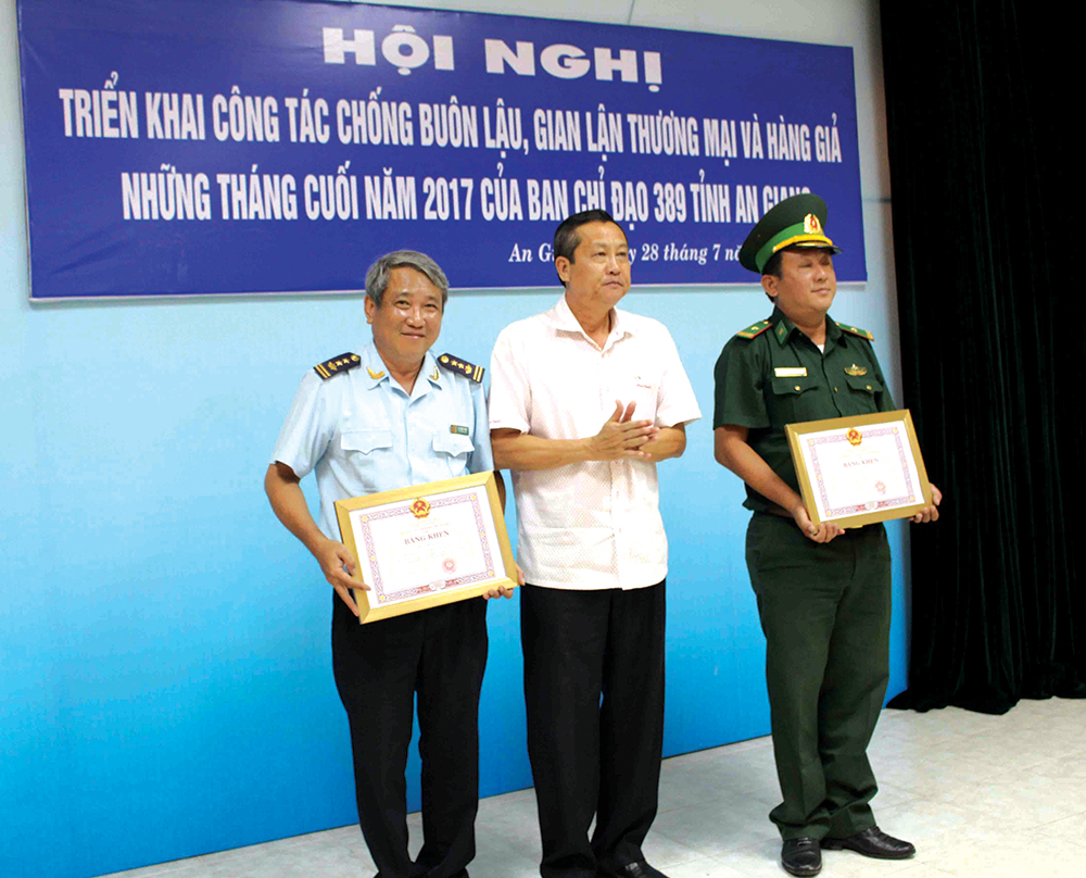 Cả hệ thống chính trị tham gia chống buôn lậu Phó Chủ tịch UBND tỉnh Lê Văn Nưng, Trưởng BCĐ 389 tỉnh tặng bằng khen của Chủ tịch UBND tỉnh cho cán bộ Hải Quan, Biên phòng có thành tích xuất sắc trong tham gia CBL