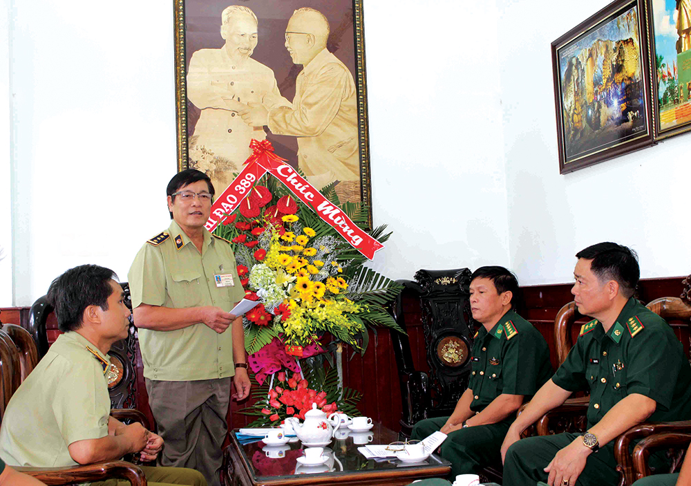 Cả hệ thống chính trị tham gia chống buôn lậu Ông Phan Lợi, Phụ trách Cơ quan Chỉ đạo 389 tỉnh đọc quyết định khen thưởng đột xuất của Chủ tịch UBND tỉnh An Giang cho tập thể, cá nhân Đội Đặc nhiệm của Bộ đội Biên phòng An Giang có thành tích xuất sắc trong CBL thuốc lá