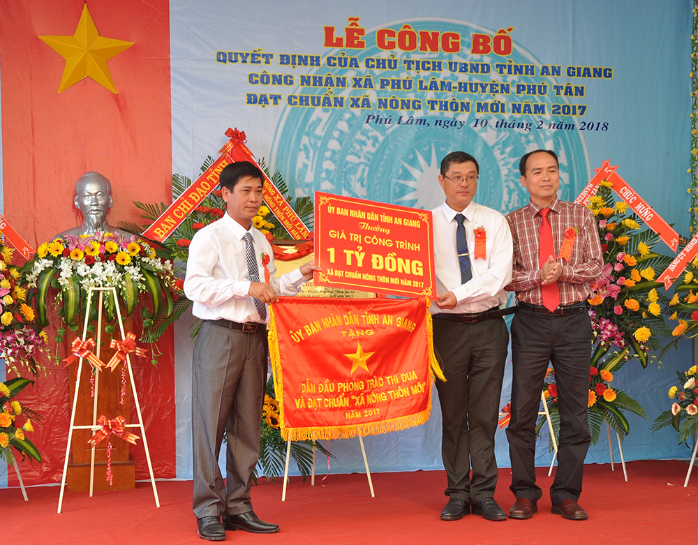 Phú Lâm đón nhận danh hiệu xã đạt chuẩn nông thôn mới