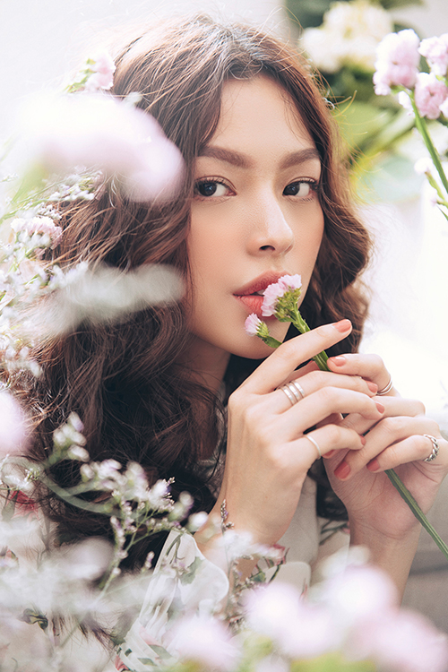Tú Hảo hóa 'nàng xuân' xinh đẹp