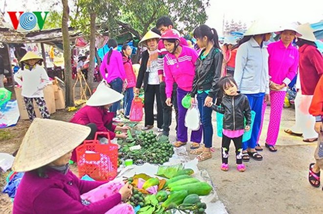 Những phiên chợ kỳ lạ chỉ họp một lần vào dịp Tết Nguyên đán