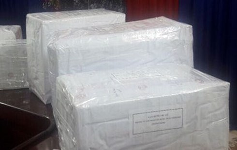 Hai ô tô chở 288 bánh heroin lao vào cảnh sát để tháo chạy