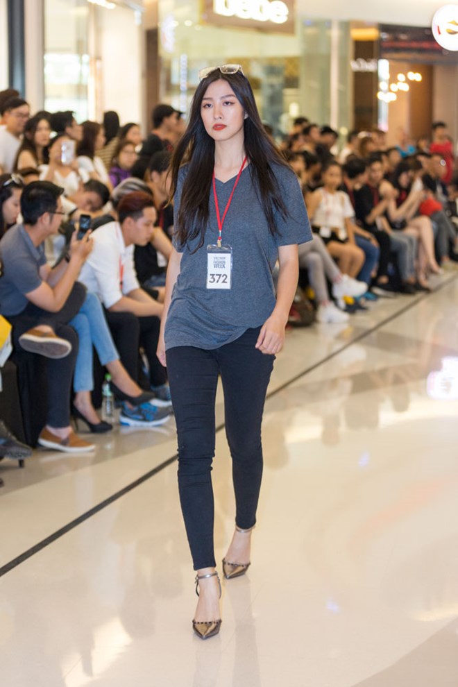 Dàn chân dài Hoa hậu Hoàn vũ Việt Nam thử sức với sàn catwalk