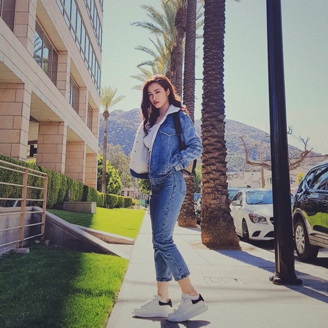 Trang phục denim phủ sóng street style của mỹ nhân Việt tuần qua