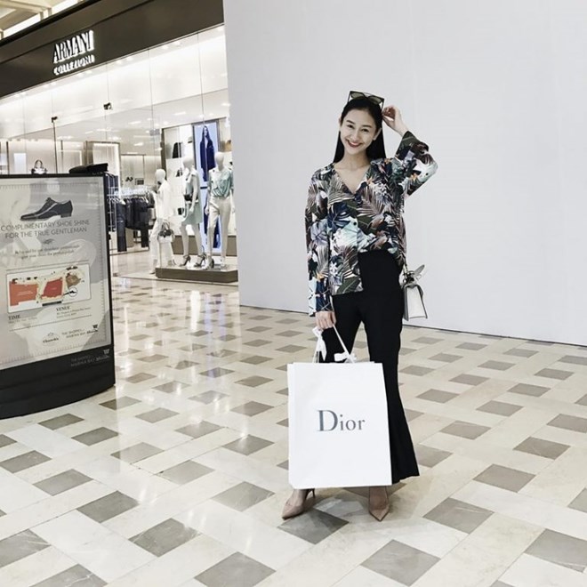 Trang phục denim phủ sóng street style của mỹ nhân Việt tuần qua