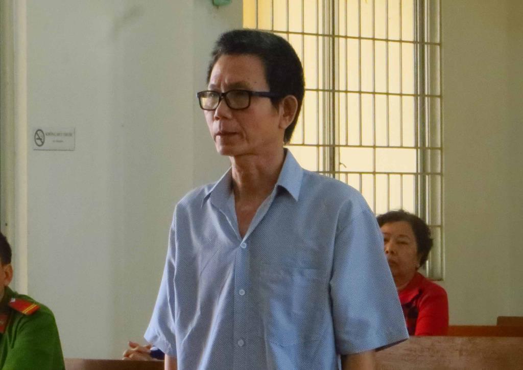 Tiêu thụ tiền giả, ở tù thật