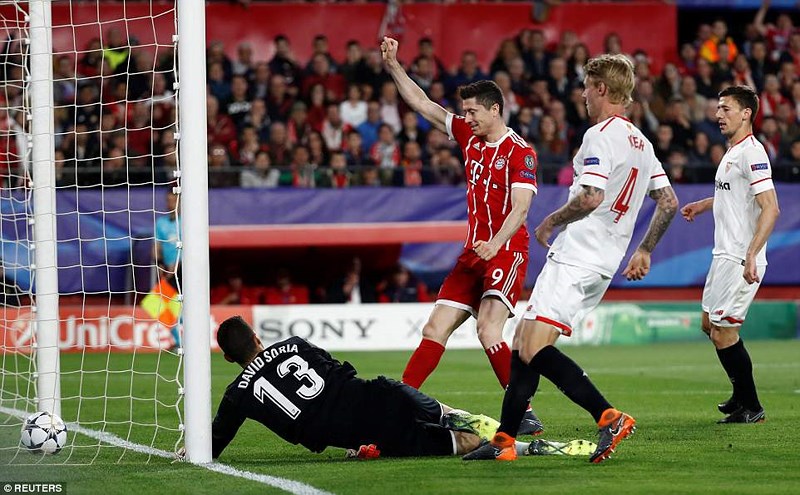 Bayern Munich thắng ngược Sevilla nhờ hai bàn may mắn