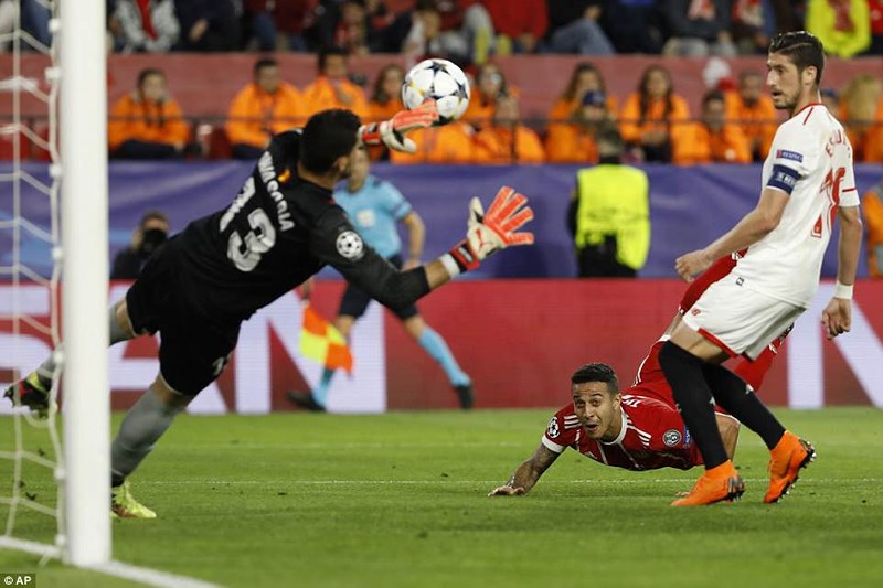 Bayern Munich thắng ngược Sevilla nhờ hai bàn may mắn