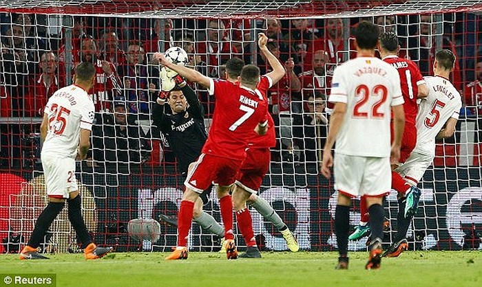 Bayern Munich thong dong giành vé vào bán kết Champions League