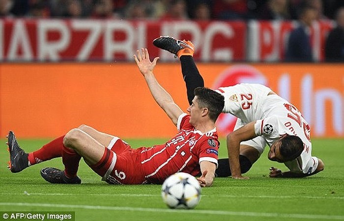 Bayern Munich thong dong giành vé vào bán kết Champions League