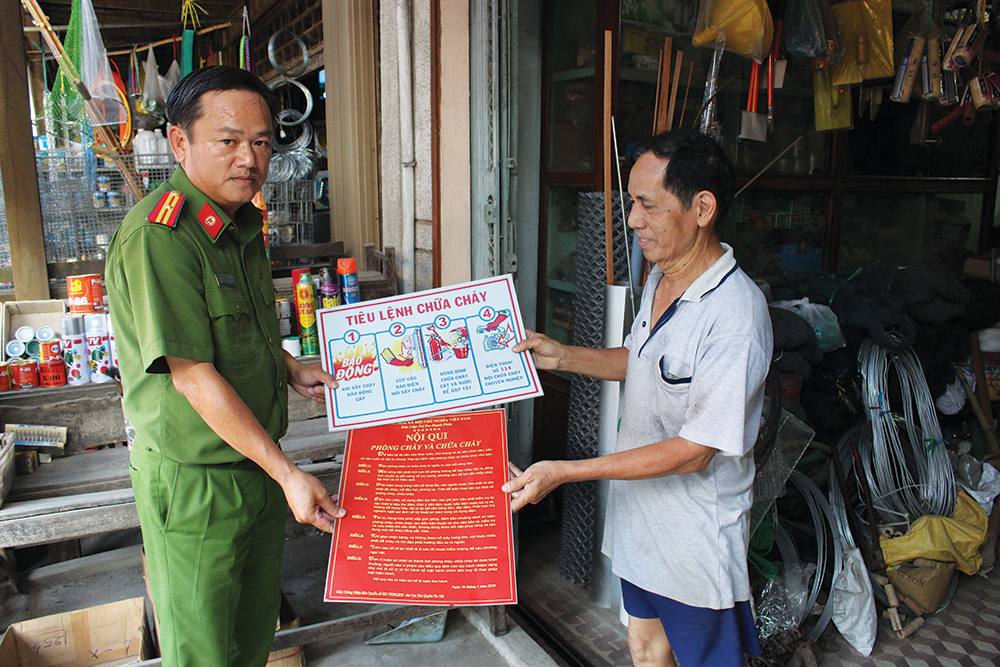 Chủ động phòng cháy, chữa cháy mùa nóng Nhắc nhở tiểu thương trong công tác PCCC