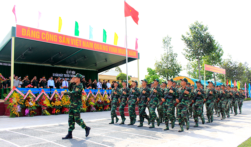 Trung đoàn 2 lần Anh hùng Quang cảnh lễ duyệt binh kỷ niệm 50 năm thành lập Trung đoàn