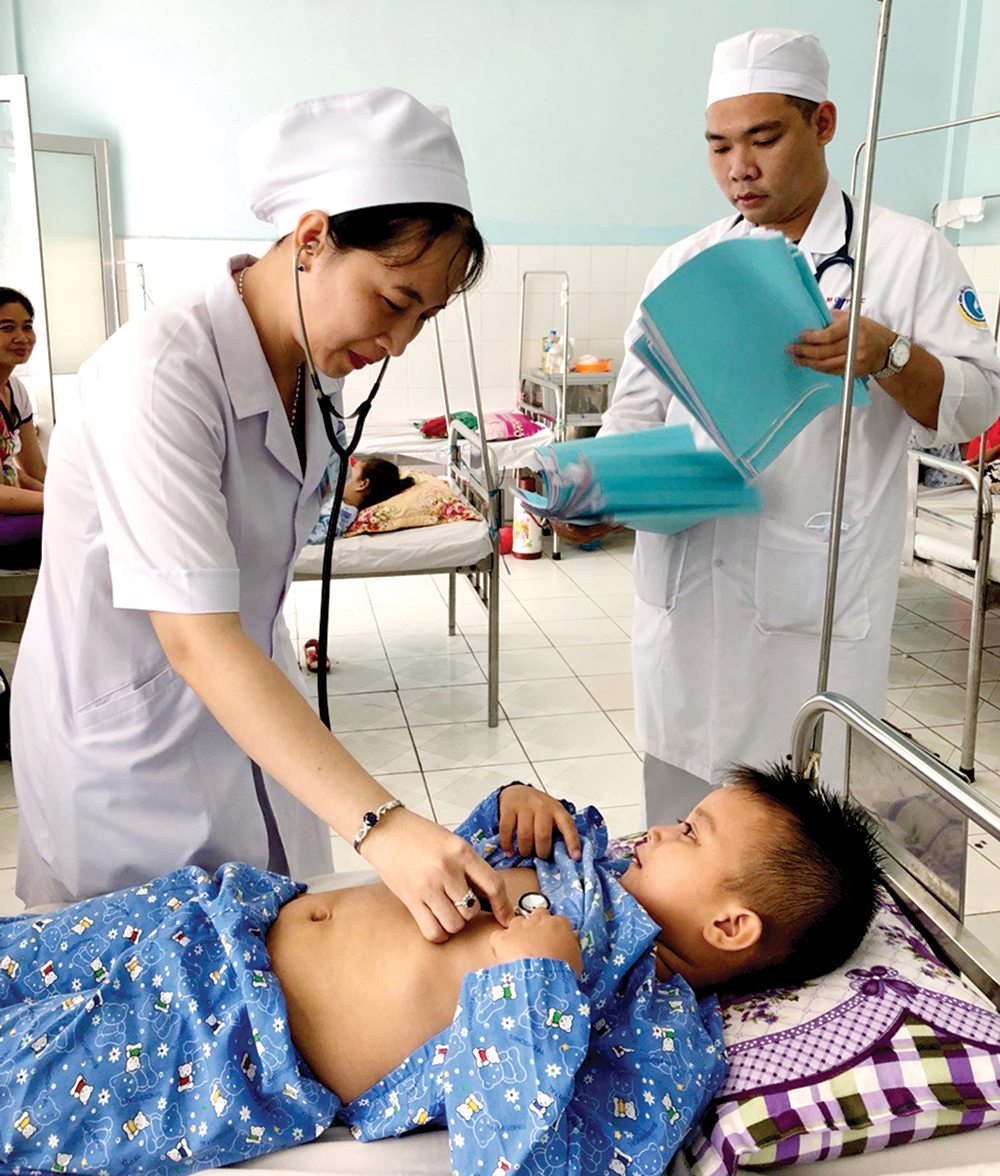 Sốt xuất huyết diễn biến phức tạp Điều trị bệnh sốt xuất huyết tại Khoa Nội nhi (Bệnh viện Sản - Nhi An Giang)
