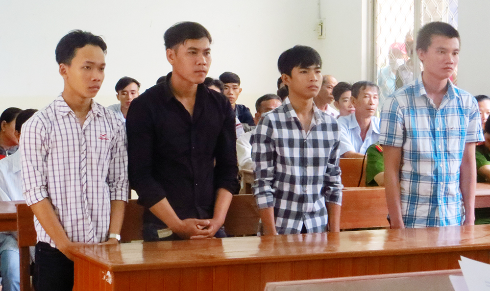 Hậu quả lớn từ mâu thuẫn nhỏ Các bị cáo tại phiên tòa sơ thẩm