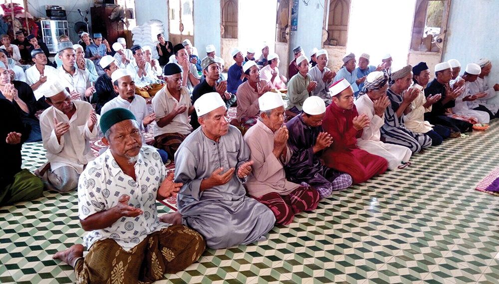 Đồng bào Chăm thực hiện nghi thức tôn giáo trong Tháng Ramadan