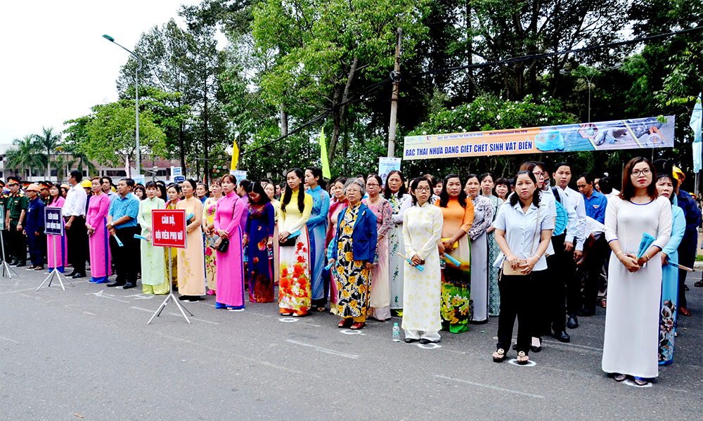 Phụ nữ tham gia xây dựng gia đình “5 không, 3 sạch” Hội viên phụ nữ hưởng ứng Tuần lễ quốc gia nước sạch, vệ sinh môi trường và Ngày Môi trường thế giới