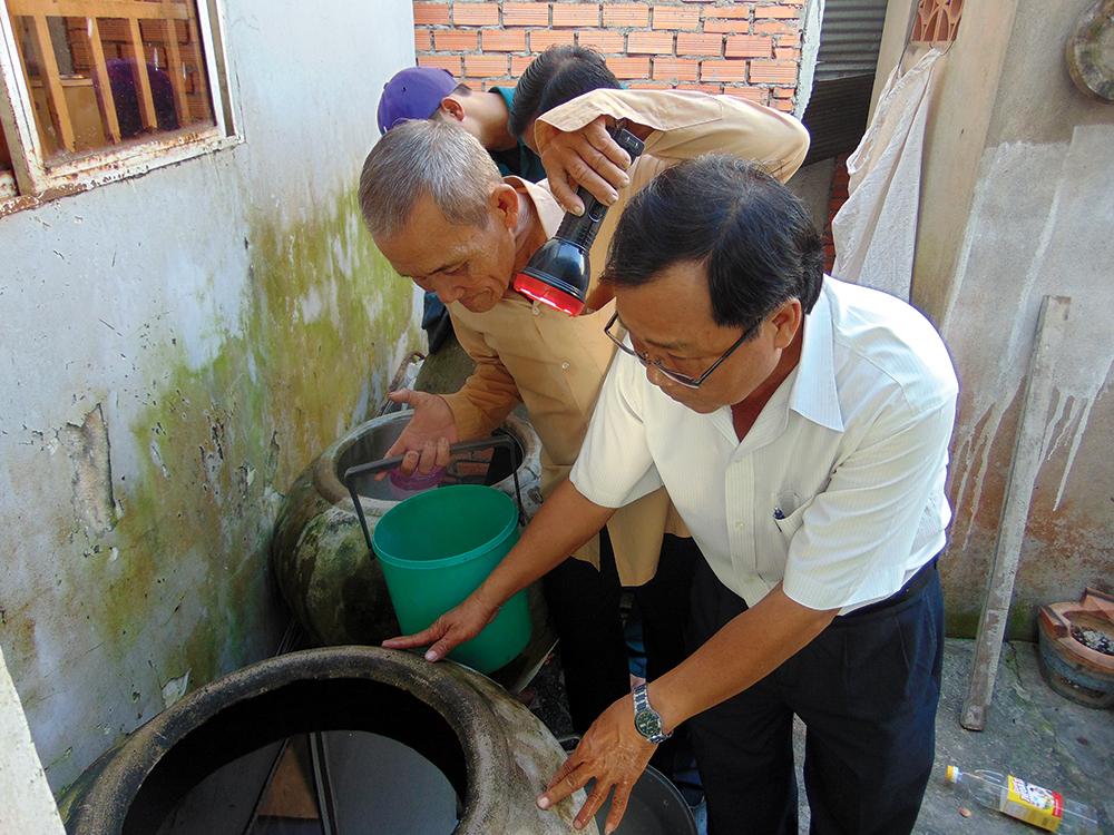 Chủ động phòng, chống sốt xuất huyết mùa mưa Ra quân kiểm tra, diệt lăng quăng ở khu dân cư