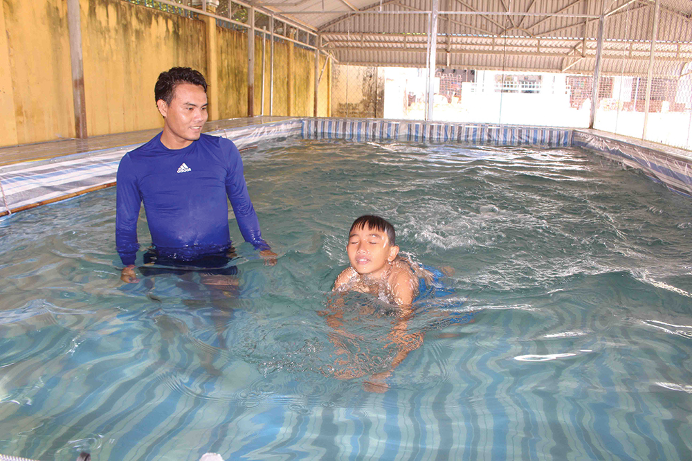 Sớm hoàn thành phổ cập bơi cho trẻ em