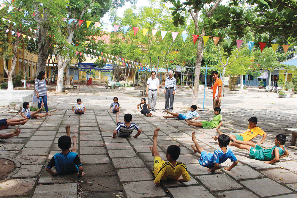 Sớm hoàn thành phổ cập bơi cho trẻ em