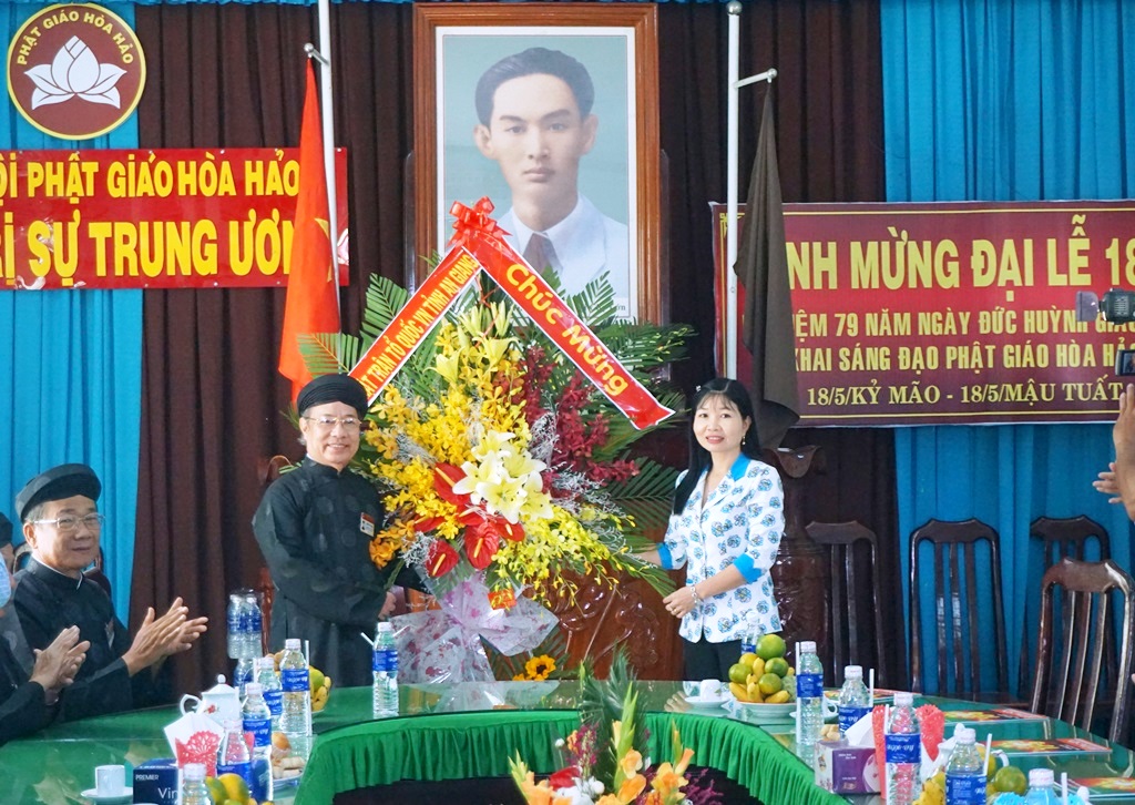 Nhiều tổ chức, đoàn thể chúc mừng Đại lễ 18-5
