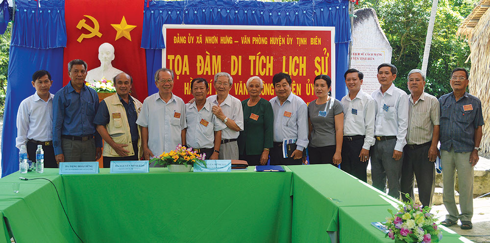 Căn hầm của “lòng dân”! Ông Nguyễn Minh Nhị và Nguyễn Minh Đào (đứng thứ 4 và thứ 6, từ trái sang) trong lần về thăm Di tích lịch sử Hầm bí mật Văn phòng Huyện ủy Tịnh Biên