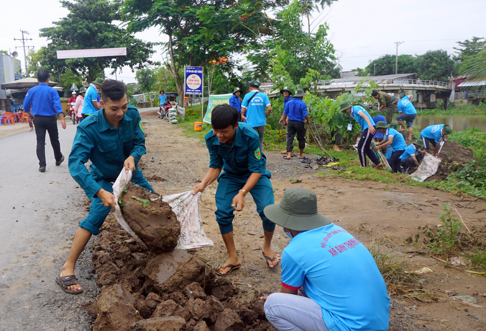 120 sinh viên tham gia “Mùa hè tình nguyện” tại Phú Tân