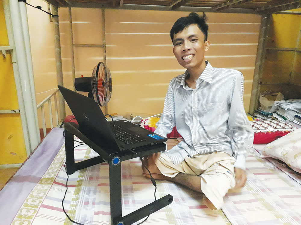 Thí sinh được cha cõng đến trường thi giờ ra sao? Chau Giàu lưu lại ký túc xá để làm thêm ngày hè