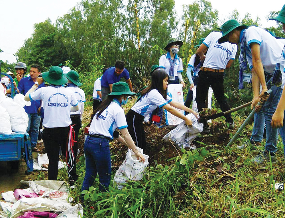 Áo xanh tình nguyện ngày hè Áo xanh tình nguyện ngày hè