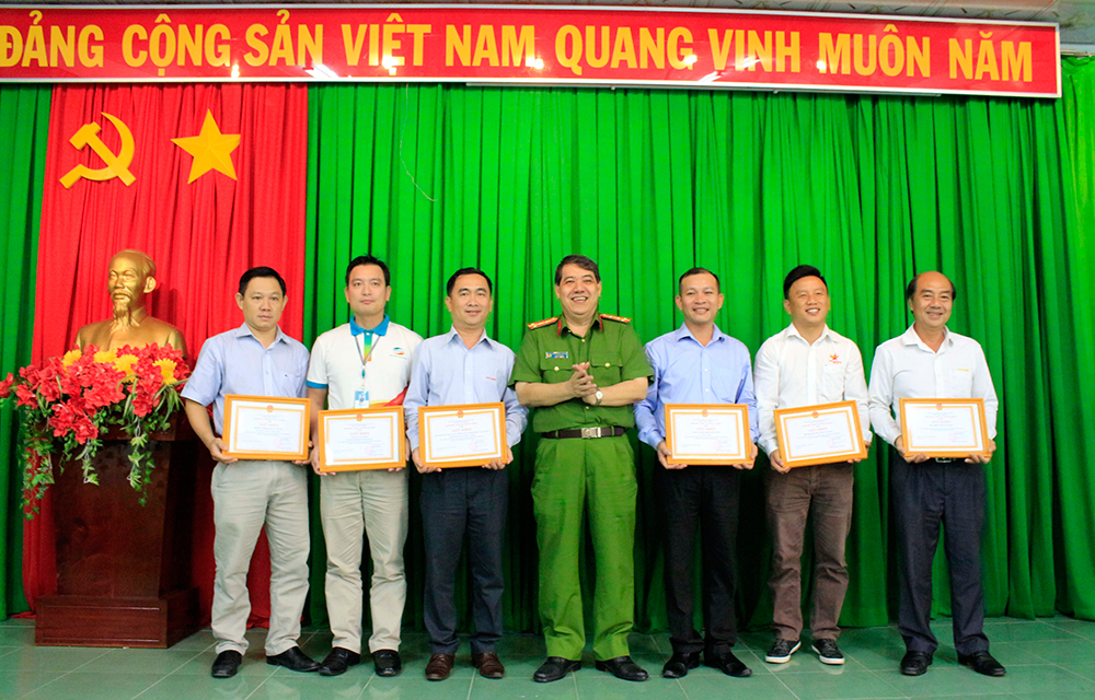 Khen thưởng tập thể, cá nhân xuất sắc trong công tác tuyên truyền, giáo dục pháp luật TTATGT Khen thưởng tập thể, cá nhân xuất sắc trong công tác tuyên truyền, giáo dục pháp luật TTATGT