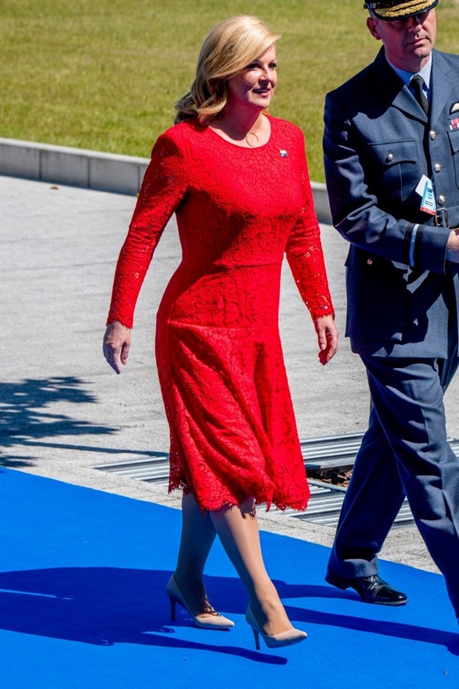 Học hỏi nữ Tổng thống Croatia cách diện đồ vô cùng thông minh
