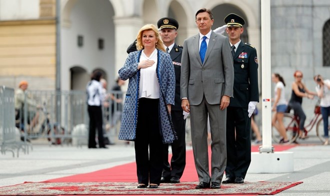 Học hỏi nữ Tổng thống Croatia cách diện đồ vô cùng thông minh