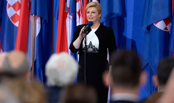 Học hỏi nữ Tổng thống Croatia cách diện đồ vô cùng thông minh