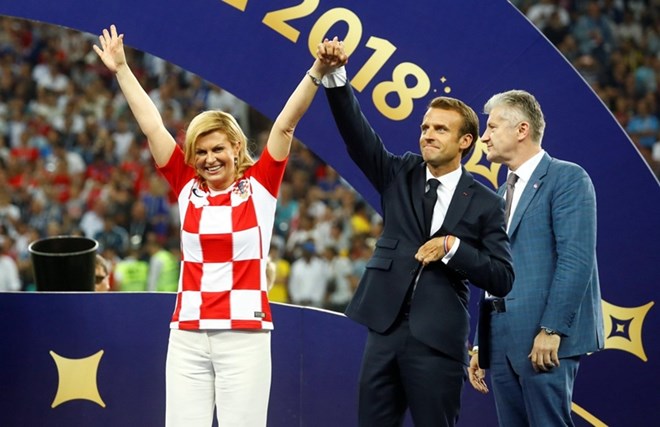 Học hỏi nữ Tổng thống Croatia cách diện đồ vô cùng thông minh