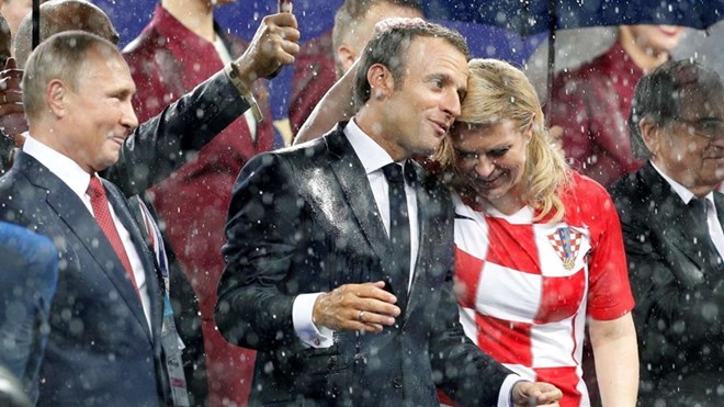Học hỏi nữ Tổng thống Croatia cách diện đồ vô cùng thông minh