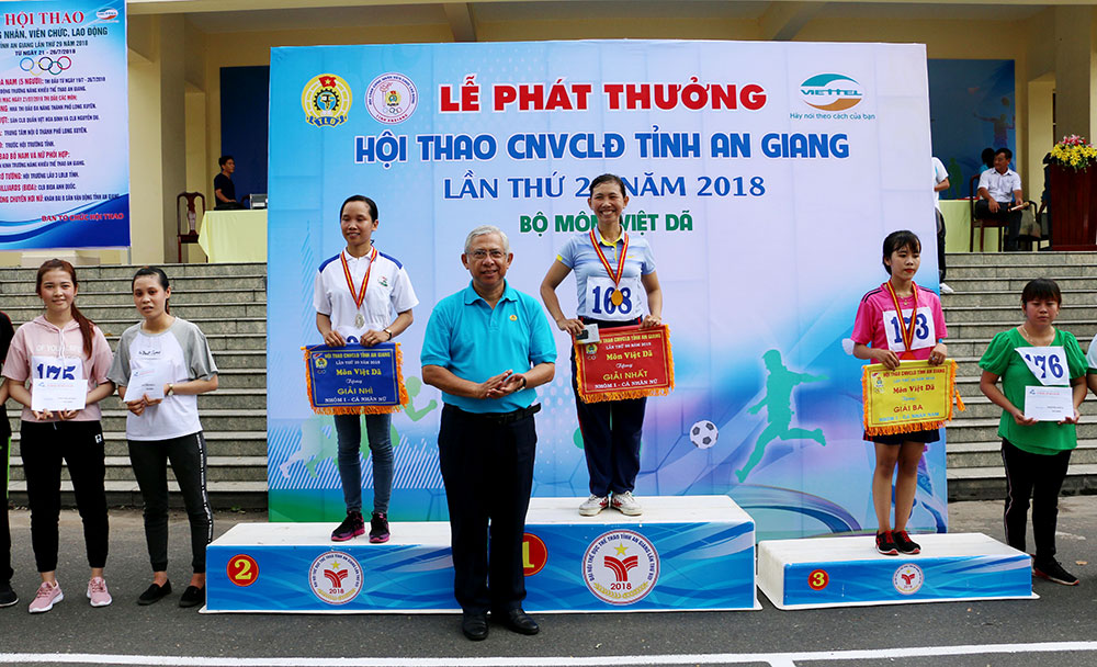 Khai mạc Hội thao Công nhân viên chức - lao động tỉnh An Giang lần thứ 29 năm 2018 Chủ tịch Liên đoàn Lao động tỉnh Nguyễn Thiện Phú trao thưởng cho các vận động viên đoạt giải môn việt dã