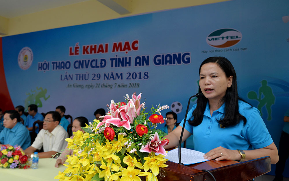 Khai mạc Hội thao Công nhân viên chức - lao động tỉnh An Giang lần thứ 29 năm 2018 Phó Chủ tịch Liên đoàn Lao động tỉnh Phan Thị Diễm phát biểu khai mạc hội thao
