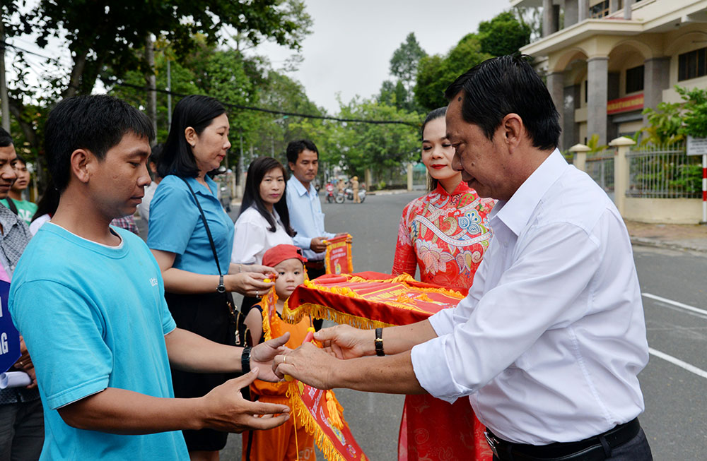 Khai mạc Hội thao Công nhân viên chức - lao động tỉnh An Giang lần thứ 29 năm 2018 Phó Giám đốc Sở Sở Văn hóa - Thể thao và Du lịch Nguyễn Khánh Hiệp tặng cờ lưu niệm cho đơn vị tham dự hội thao