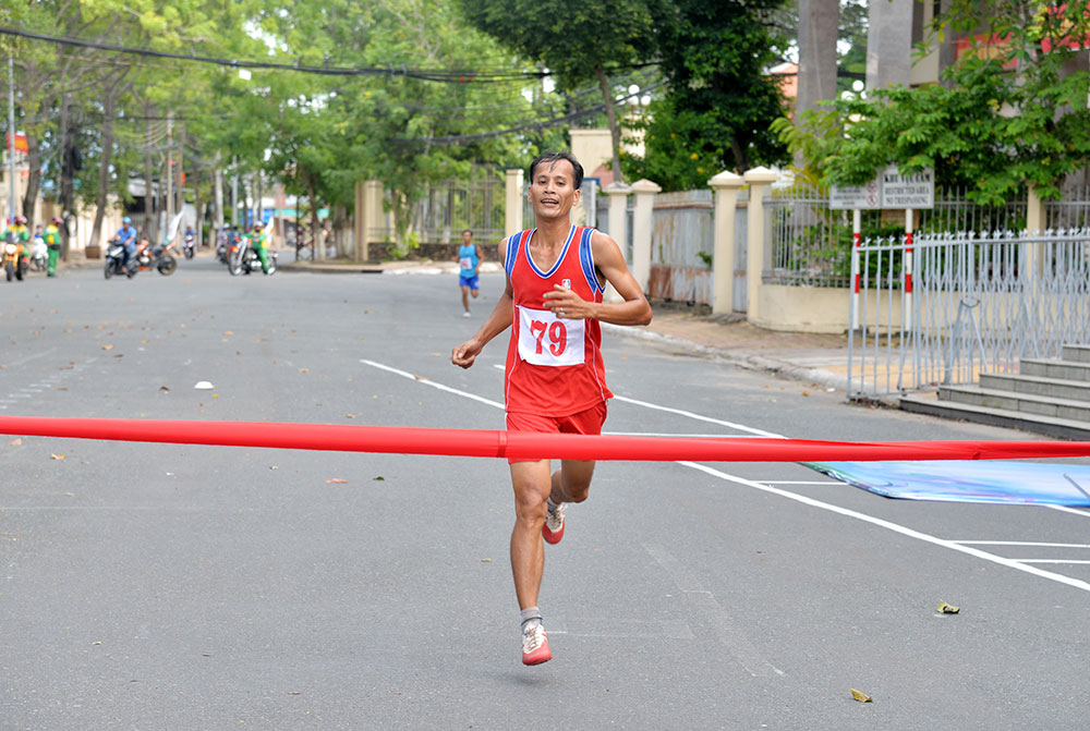 Khai mạc Hội thao Công nhân viên chức - lao động tỉnh An Giang lần thứ 29 năm 2018 Niềm vui của vận động viên về đích đầu tiên