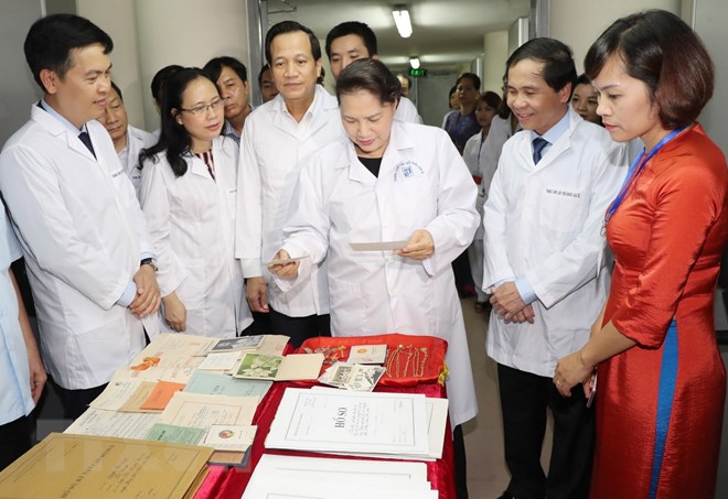 Cần đưa dữ liệu của 72.000 hồ sơ, kỷ vật của cán bộ đi B lên mạng Chủ tịch Quốc hội Nguyễn Thị Kim Ngân thăm các phòng chức năng của Trung tâm Lưu giữ quốc gia III. (Ảnh: Trọng Đức/TTXVN)