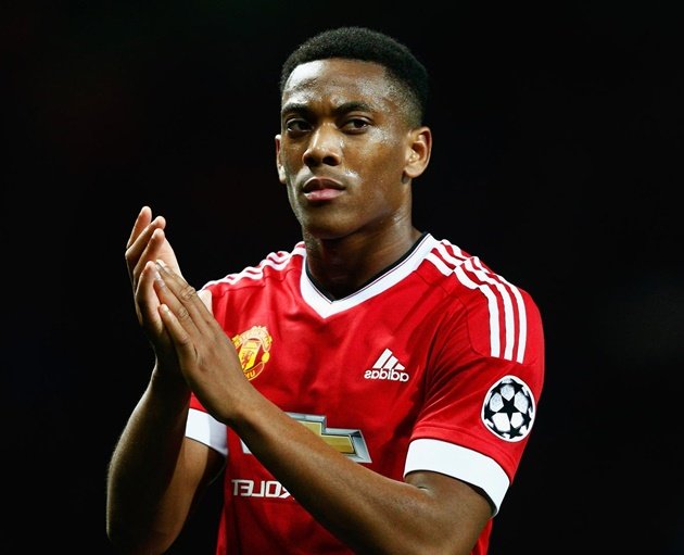 Nổi loạn, Martial trở thành 'vật tế' cho MU tranh chấp Willian