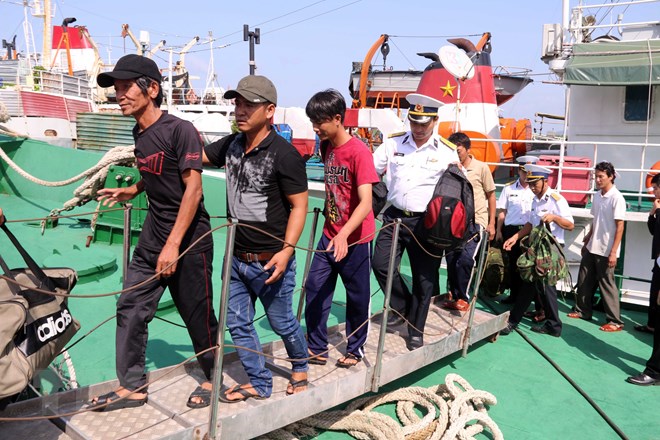 Tàu hải quân cứu nạn bảy ngư dân bị chìm tàu trên biển