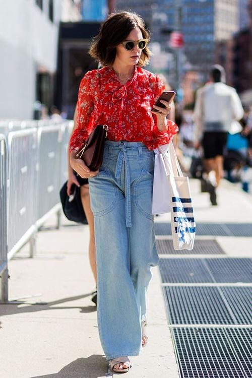 Kiểu quần jeans vừa thoải mái lại không lỗi mốt đang được lòng chị em