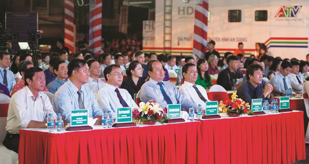Lung linh “Tiếng hát hẹn hò 9 dòng sông”