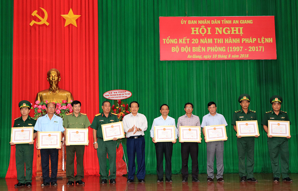 Đẩy mạnh tuyên truyền, phổ biến, giáo dục pháp luật liên quan đến lãnh thổ, biên giới quốc gia Chủ tịch UBND tỉnh Vương Bình Thạnh trao Bằng khen cho các tập thể xuất sắc